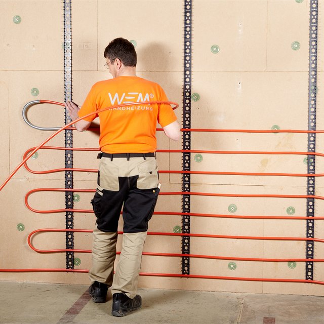 Small wall sections and uneven surfaces can be equipped very flexibly with toothed rails and pipe systems. 