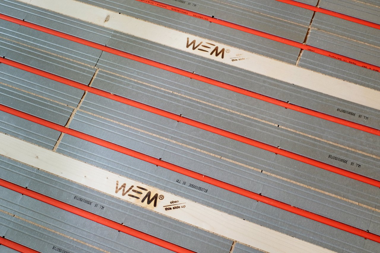 Fussbodenheizung Trockenbau Bodenheizung fertig mit Rohren bestückt