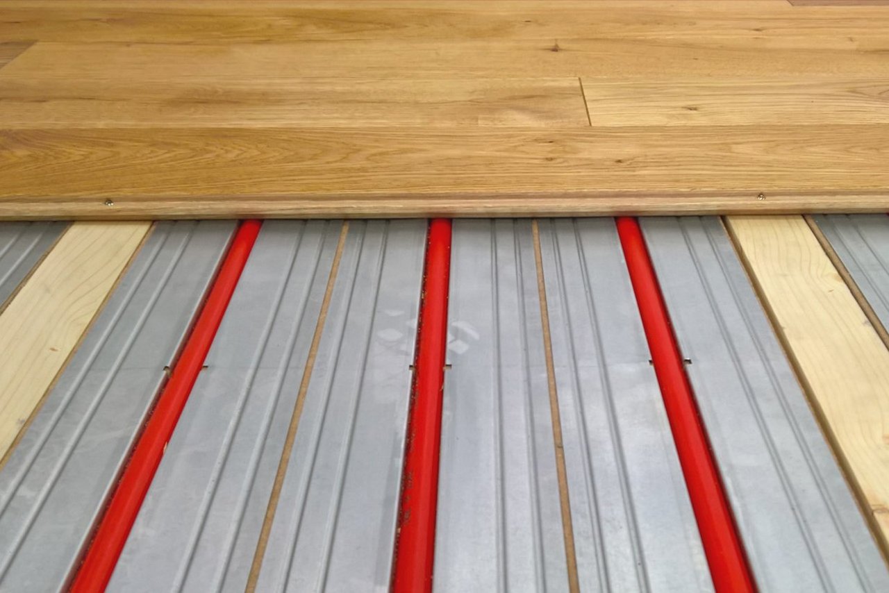 Fussbodenheizung Trockenbau Bodenheizung mit Holzdielen